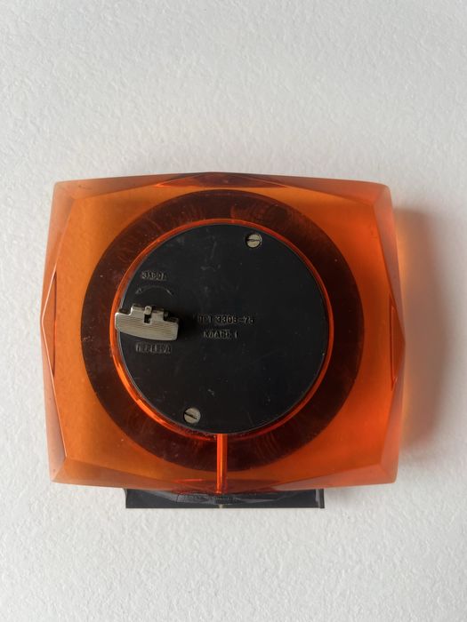 часы Молния оргстекло