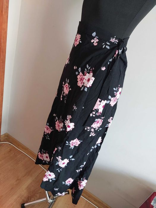 Spodnica pareo na plażę czarna w kwiaty dluga maxi midi zapinana s