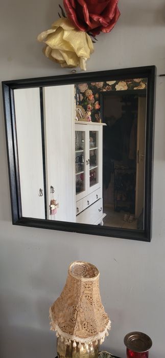 Lustro w drewnianej ramie