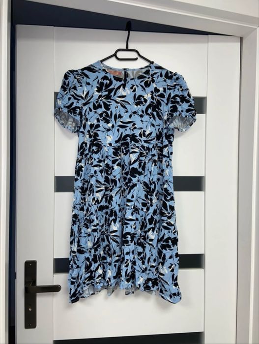 Krótka letnia błekitna sukienka w kwiatki