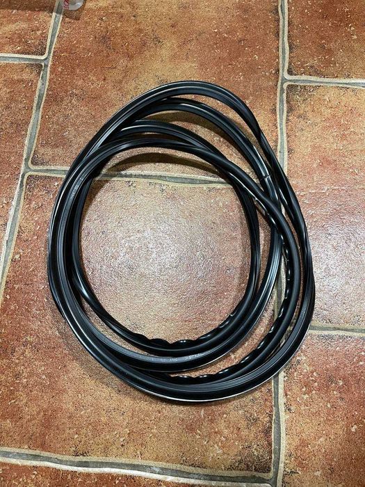 Новый Уплотнитель заднего стекла Kia Spectra 2001-2011 Оригинал