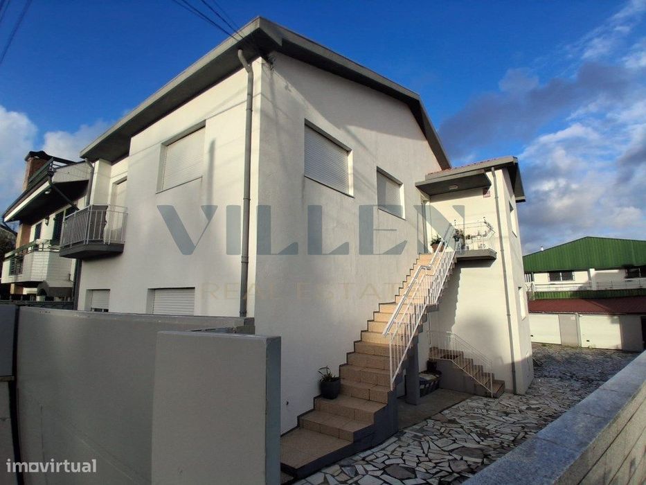 Andar Moradia T3 Renovado com Garagem e 3 Frentes em São Cosme - Go...