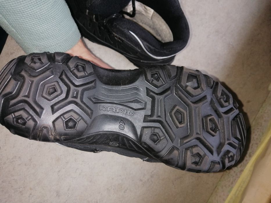 Продам ботинки новые