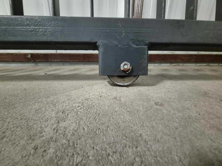 Brama zewnętrzna - stalowa na rolkach