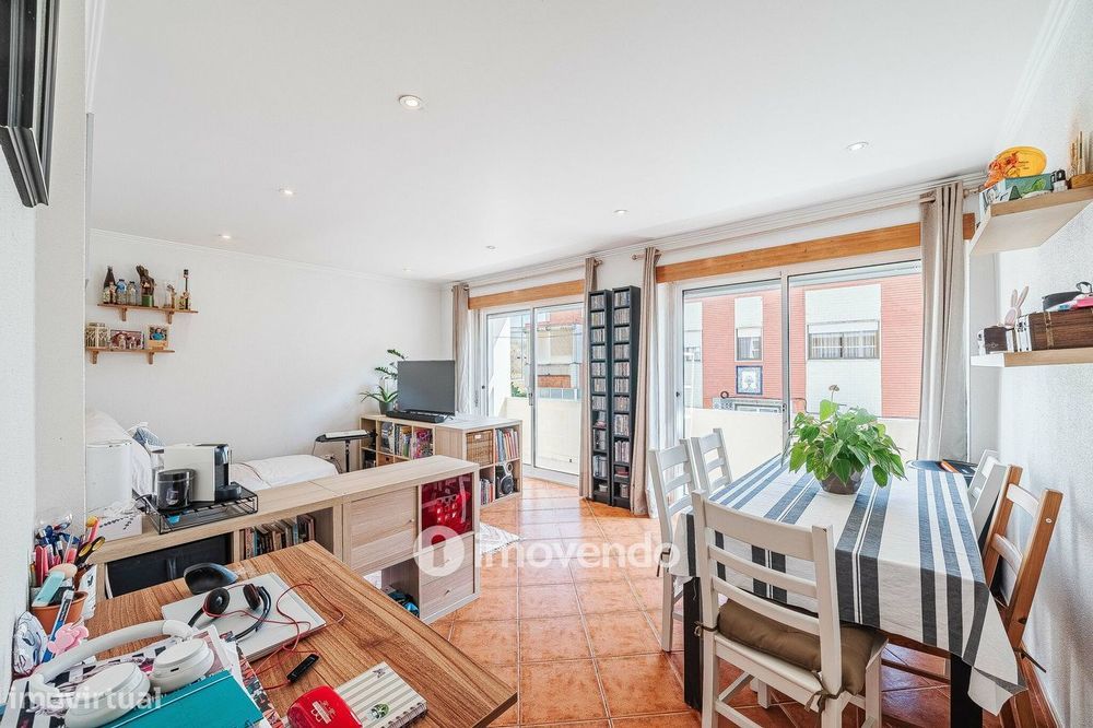 Apartamento T2 com cozinha equipada, na Amadora