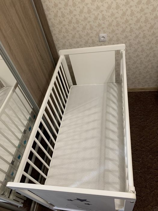 Дитяче ліжечко з маятником та матрасом