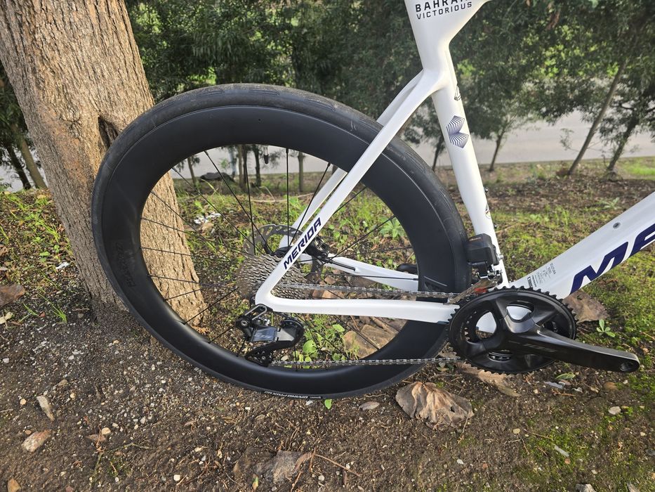 Merida scultura 105 di2 e rodas carbono
