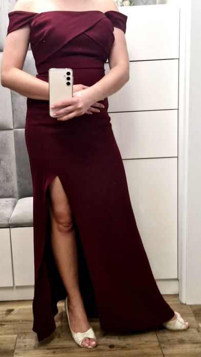 Piękna długa wieczorowa sukienka w kolorze bordowym