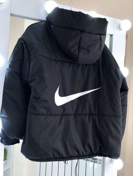 Чорна куртка nike