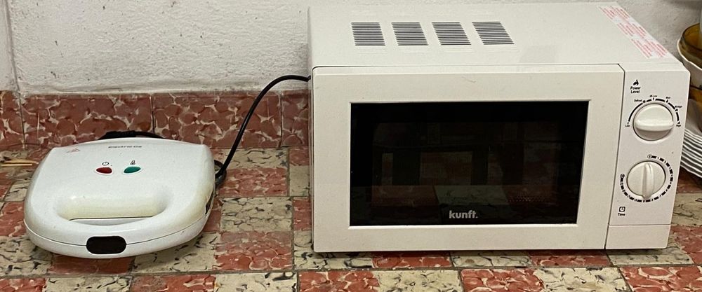 Microondas e sandwicheira