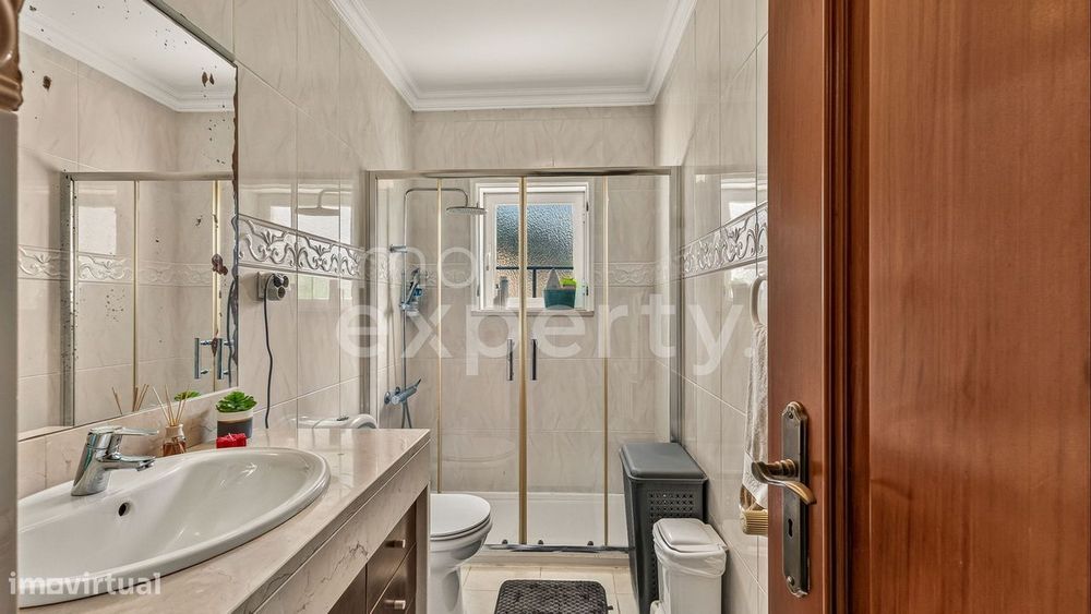 Moradia com 3 suites e piscina coberta a 10 min das praias da Ericeira