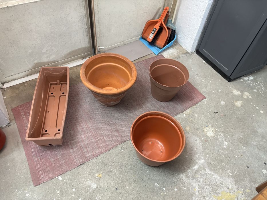 Varios vasos um de barro os outros de plastico