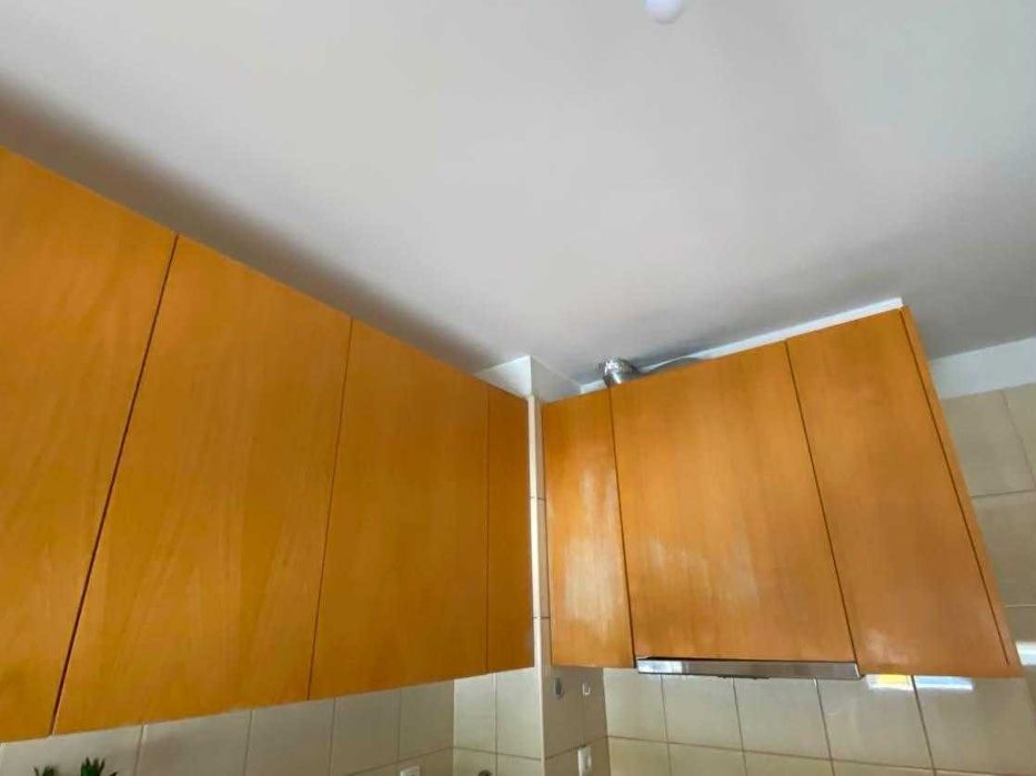 Cozinha usada e chão laminado e moveis de casa de banho