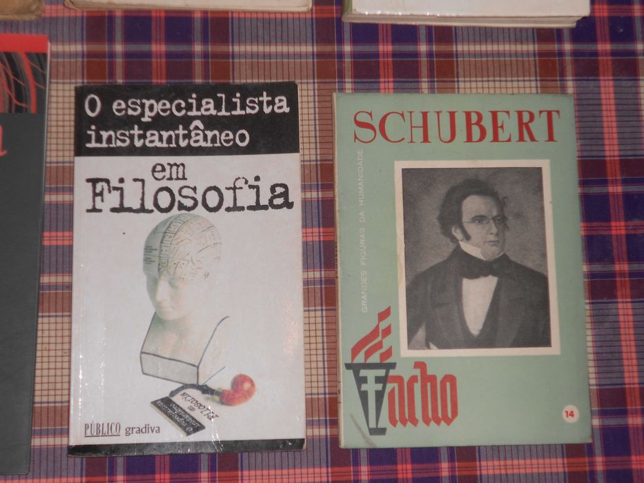 Livros diversos Caraça, Saraiva, Jaspers, Camões, etc