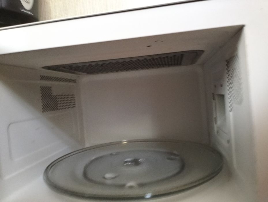 Мікроволновка круте , але не гріє.