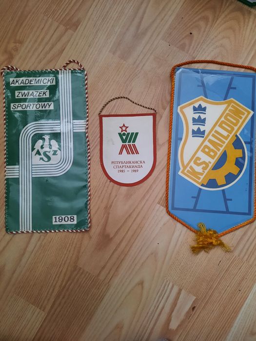 Zestaw trzech starych proporczyk sportowych.