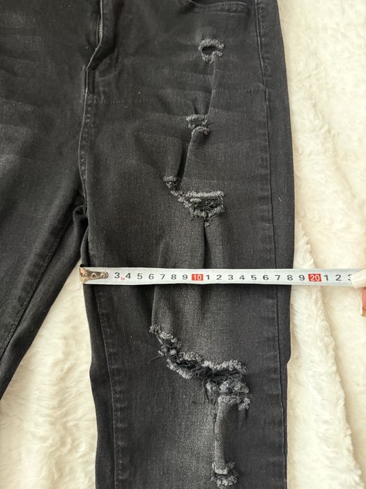 czarne jeansy z dziurami