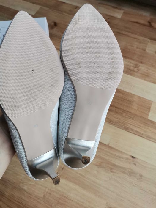 Srebrne brokatowe szpilki