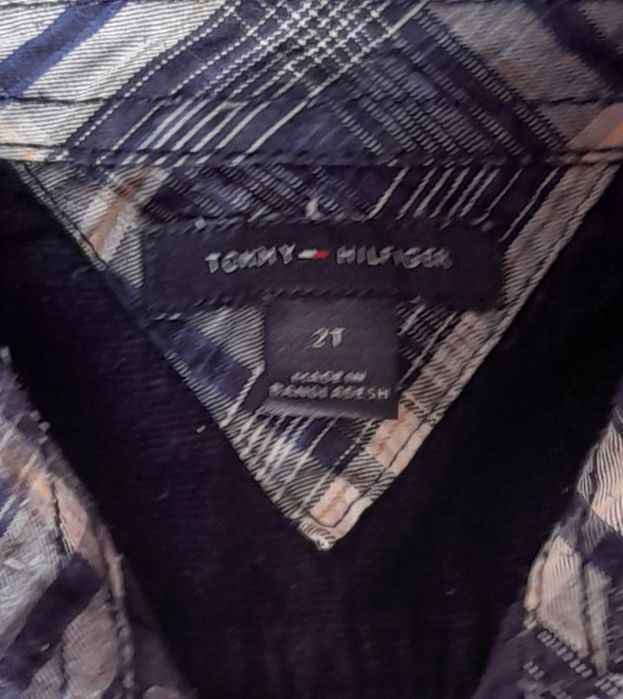 Camisa Tommy Hilfiger, bombazine azul marinho. Tamanho 2 anos
