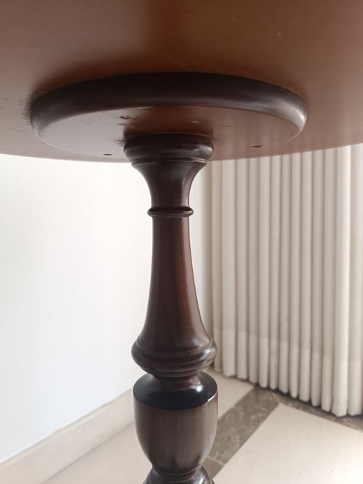 Mesa de apoio clássica em madeira