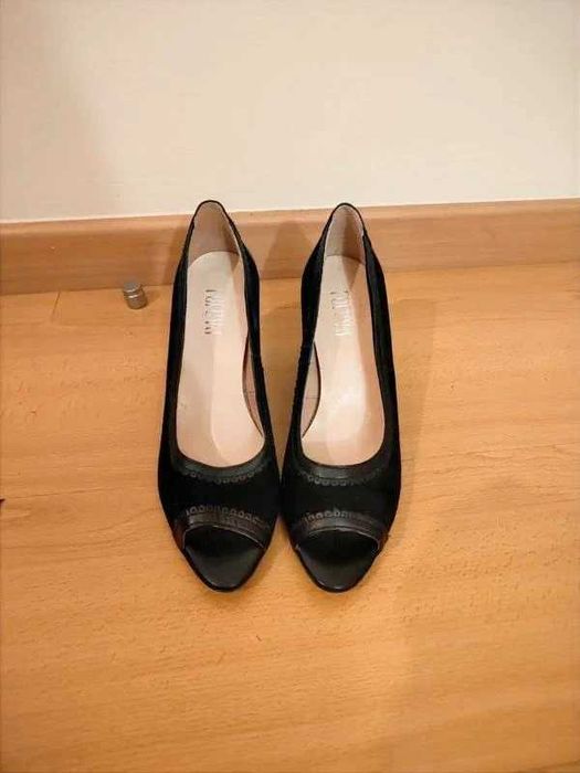 Sapatos de salto médio tipo peep toe e com diferentes materiais como camurça
