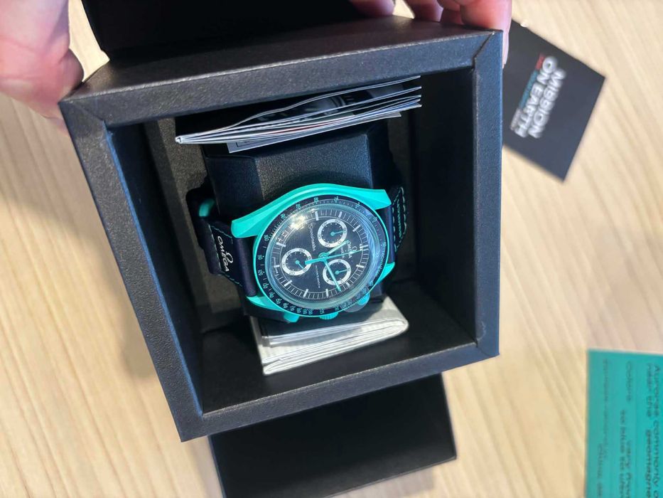 Nowy Swatch Omega Bioceramic Moonswatch Mission on Earth Polar Lights