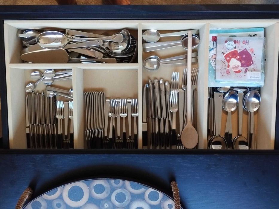 Aparador elegante e prático com organizador de talheres