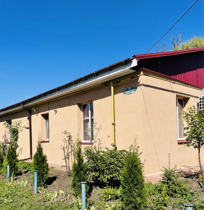 Продається  квартира в приватному будинку одноповерховому є генератор)