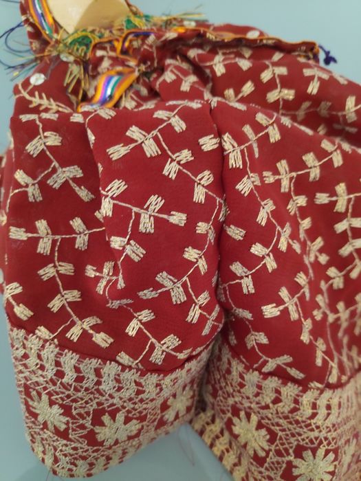 Boneca/ Marionete da Índia, com roupas bordadas