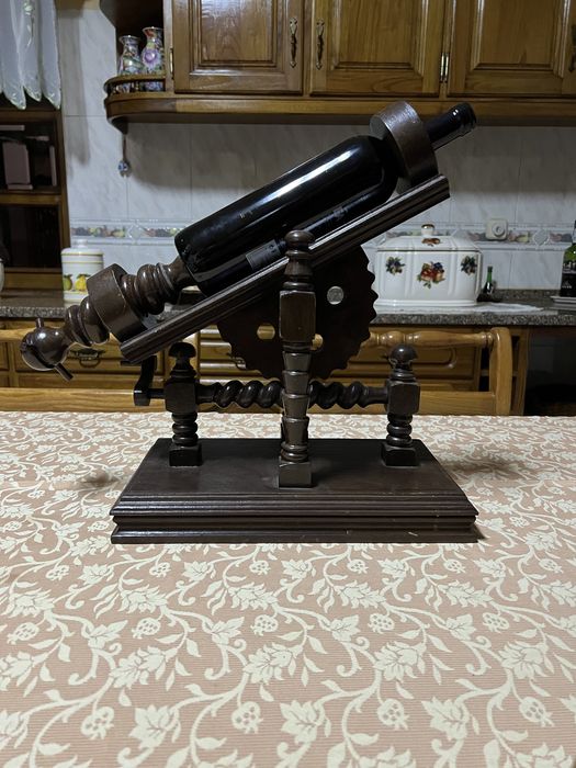 Porta vinhos de madeira