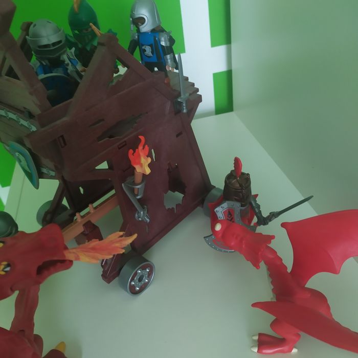 Pleymobil zestaw 4 figurki, 2 smoki i domek obronny