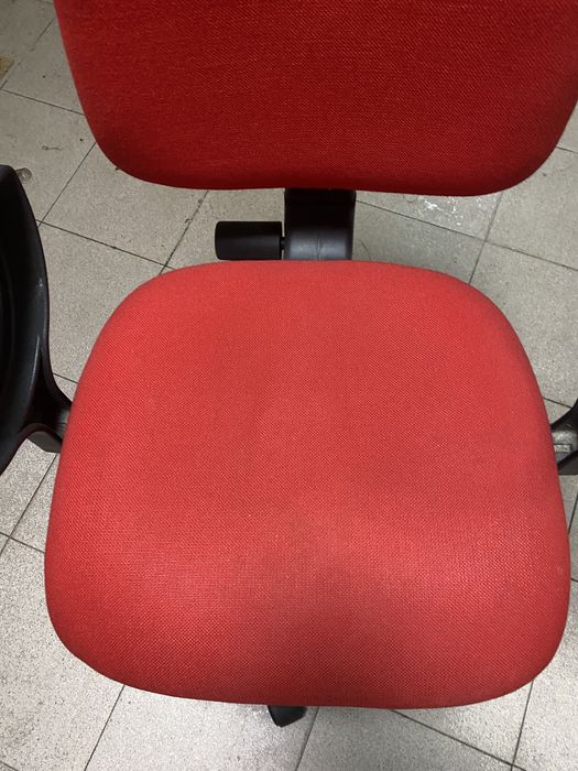 Cadeira de escritório vermelha