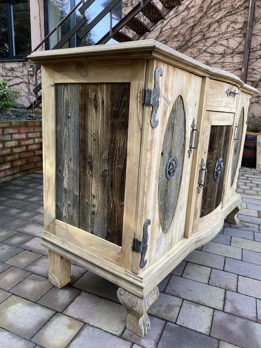 Stara komoda , oczyszczona , surowe drewno.