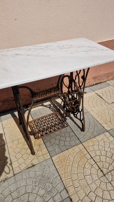 Mesa em mármore com pés de máquina singer