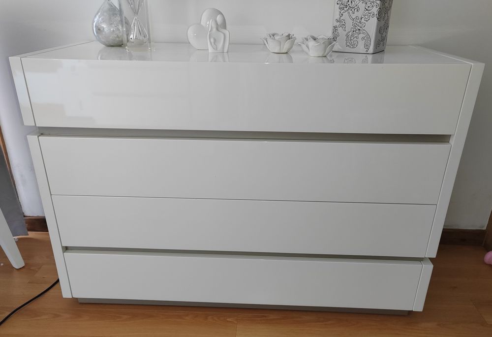 Cómoda branca lacada