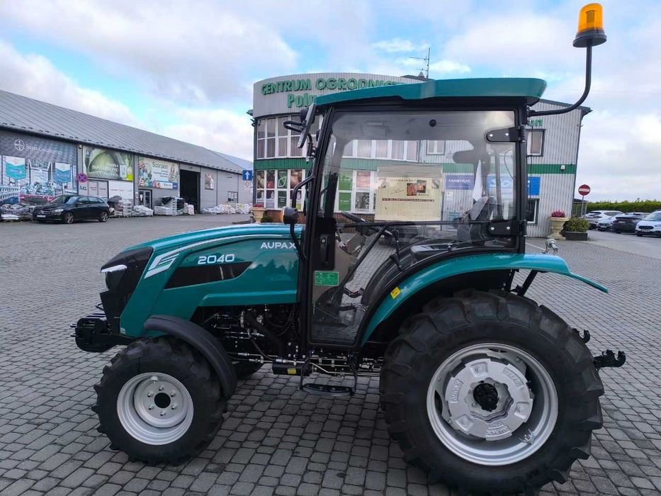 Ciągnik rolniczy marki AUPAX model 2040