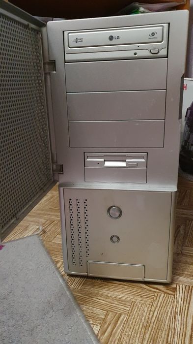 Компʼютер, системний блок і клавіатура