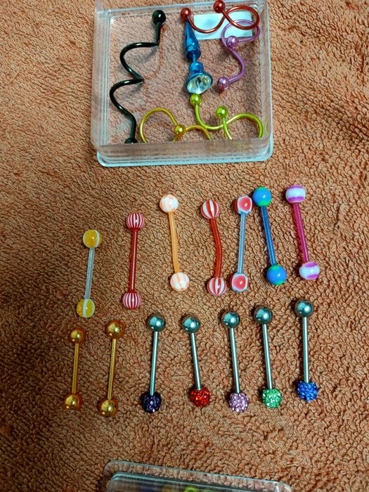 Pack de 80 peças de piercing Novos aço cirúrgico vários modelos .