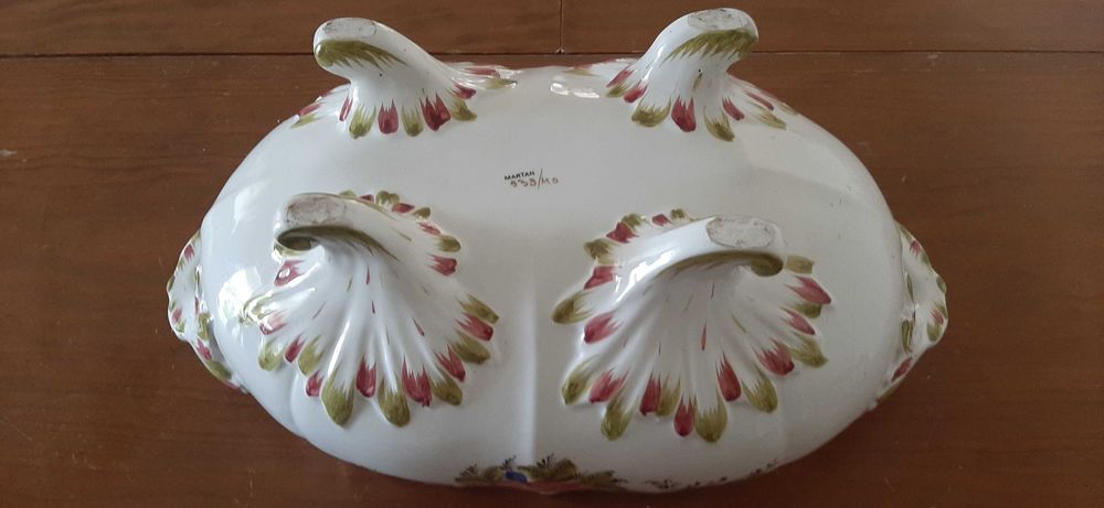 Terrina grande de decoração em louça com tampa.