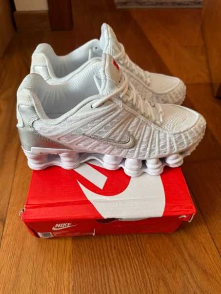 Buty sportowe Nike Shox w kolorze białym – wygodna amortyzacja R.37
