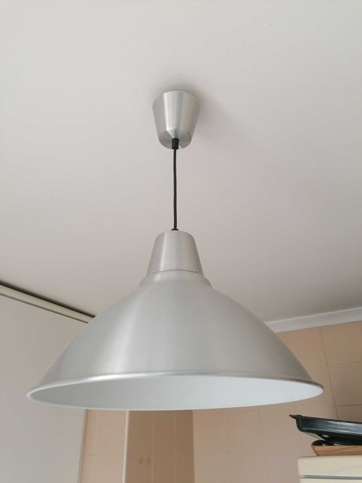 Candeeiro de tecto de metal prateado