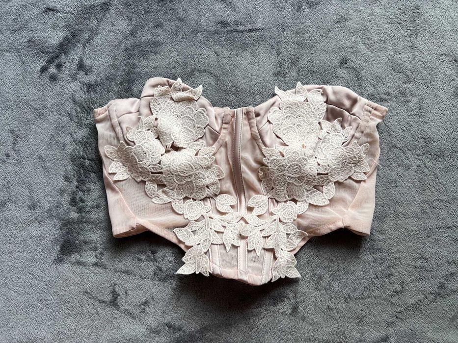 Śliczny gorsetowy top Bershka 3D kwiaty pudrowy róż- rozm. 34