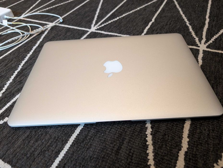 Macbook Air 13" i5 + 8GB + 128GB SSD c/ carregador