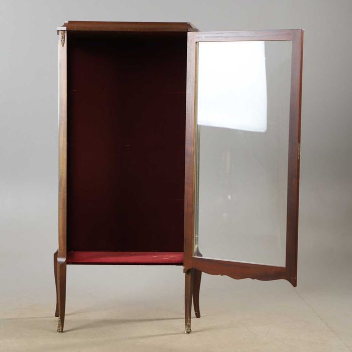 Przeszklona mahoniowa witryna