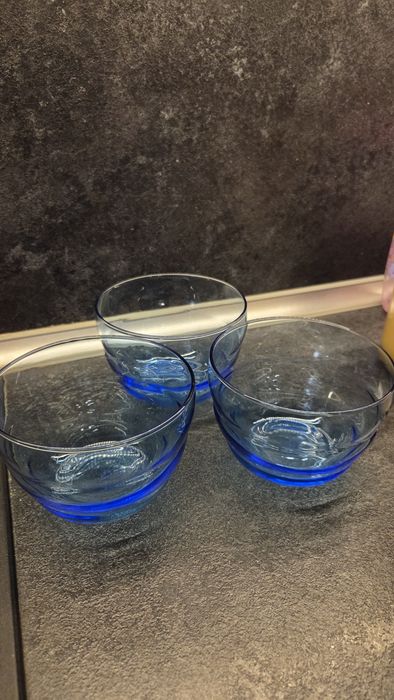 Niebieska szklana miska IKEA SKOJA