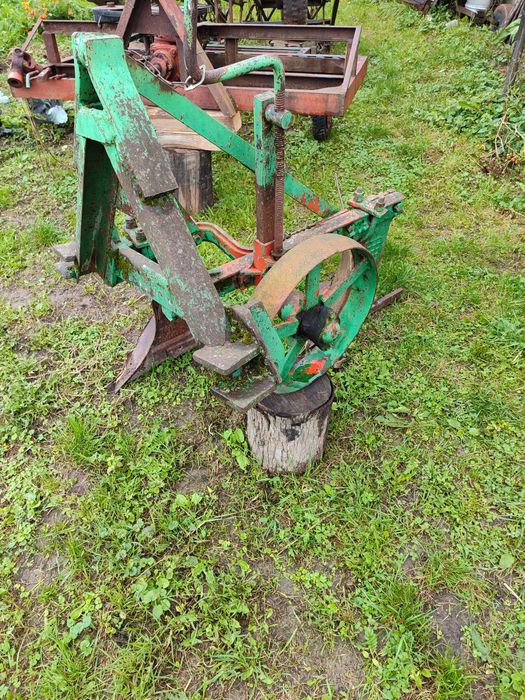 Плуг заводський двох корпусний