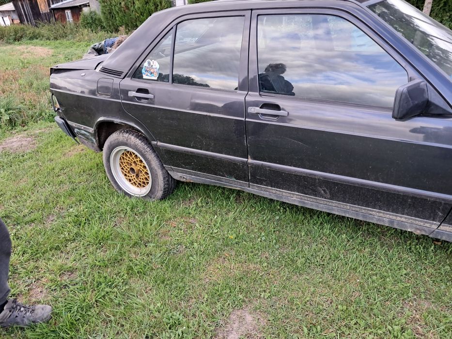 Mercedes w 124 190 pompa wtryskowa  2.0 diesel błotniki zderzaki