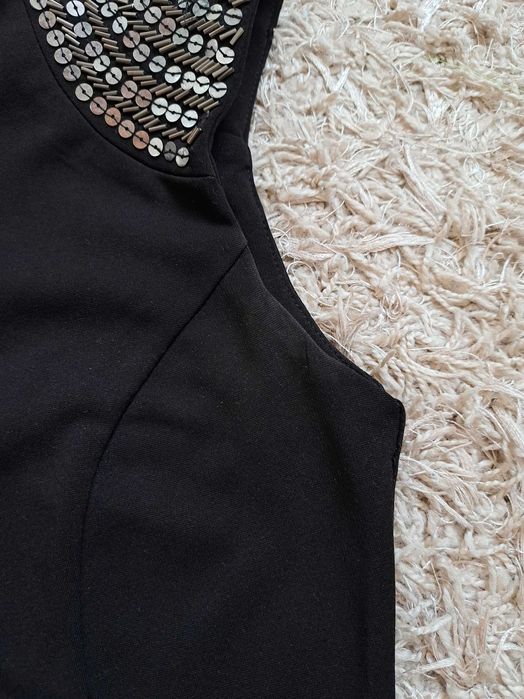 Czarna obcisła sukienka z cekinami