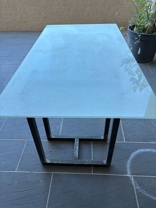 Mesa com tampo de vidro