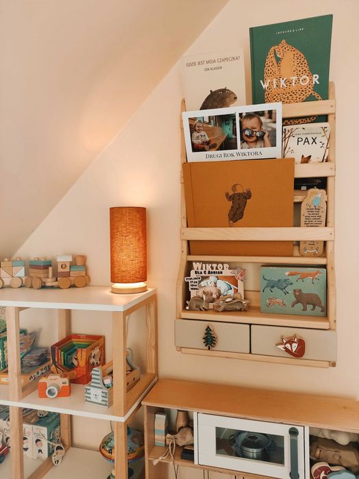 Półka drewniana na książki dziecięca Montessori wisząca
